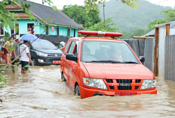 Sebagian Besar Kota Taliwang Dikepung Banjir,  BPBD KSB Dampingi Bupati Distribusi Bantuan