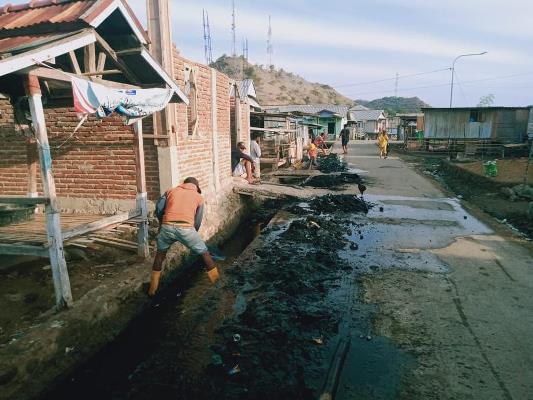 Disperkim KSB Bantu Normalisasi Fungsi Drainase Desa Poto Tano