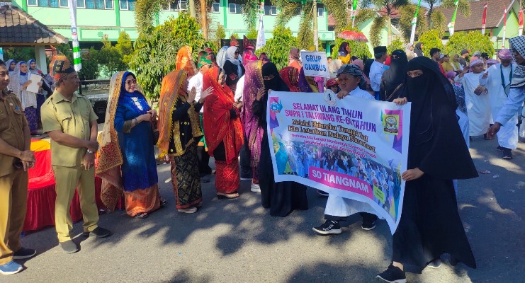 HUT ke 60, Alumni SMP 1 Taliwang Ikut Pawai Budaya Nusantara