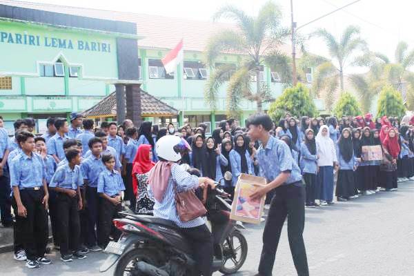 SMPN I Taliwang Gelar Aksi Solidaritas Atas ‘Kriminalisasi Guru’