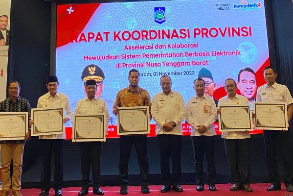 KSB Dapat Penghargaan Bidang Komunikasi Publik Dari Pemprov NTB