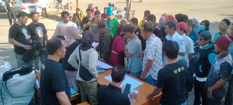 Pedagang Pasar Taliwang Dukung Pol PP ‘Gempur’ Rokok Ilegal