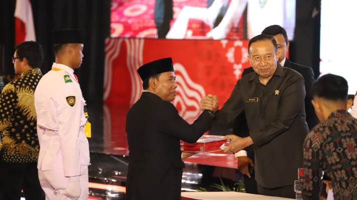 Bupati KSB Terima Duplikat Bendera Pusaka dari BPIP RI