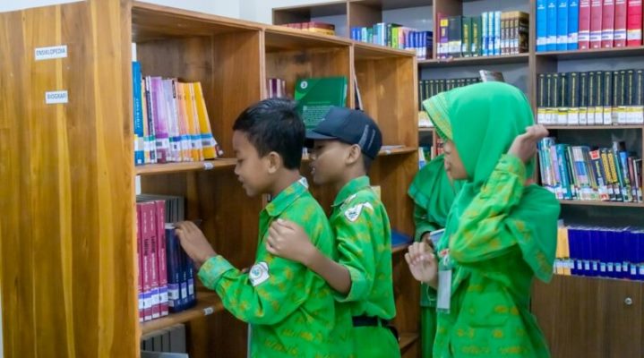 Fasilitas Terus Dilengkapi, Arpusda KSB Selalu Ramai Pengunjung